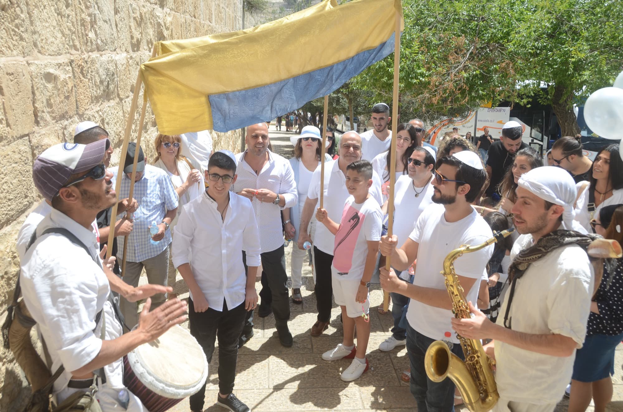 תהלוכת בר מצווה עם נגנים בדרך לכותל