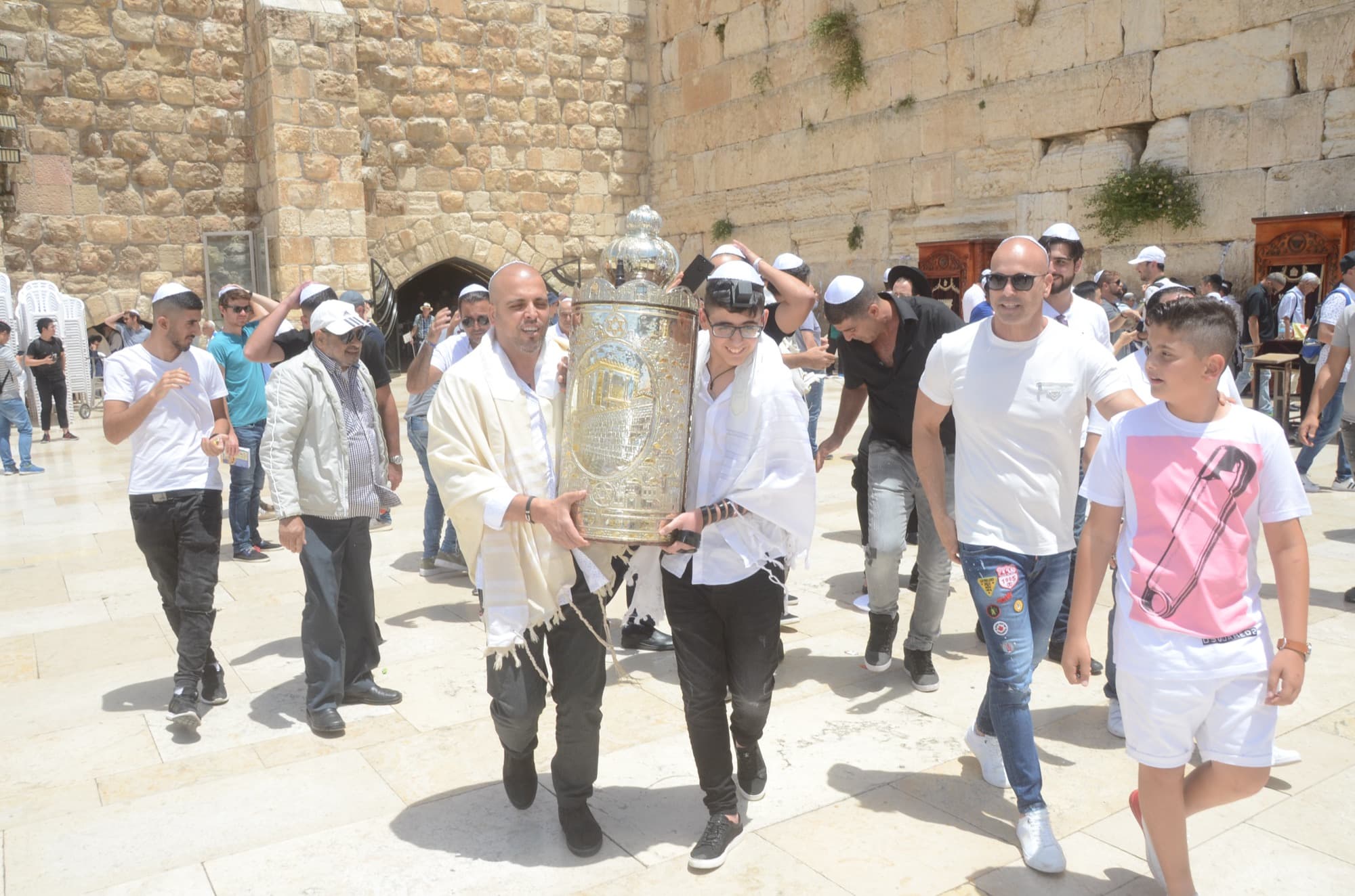 הכנסת ספר תורה ברחבת הכותל