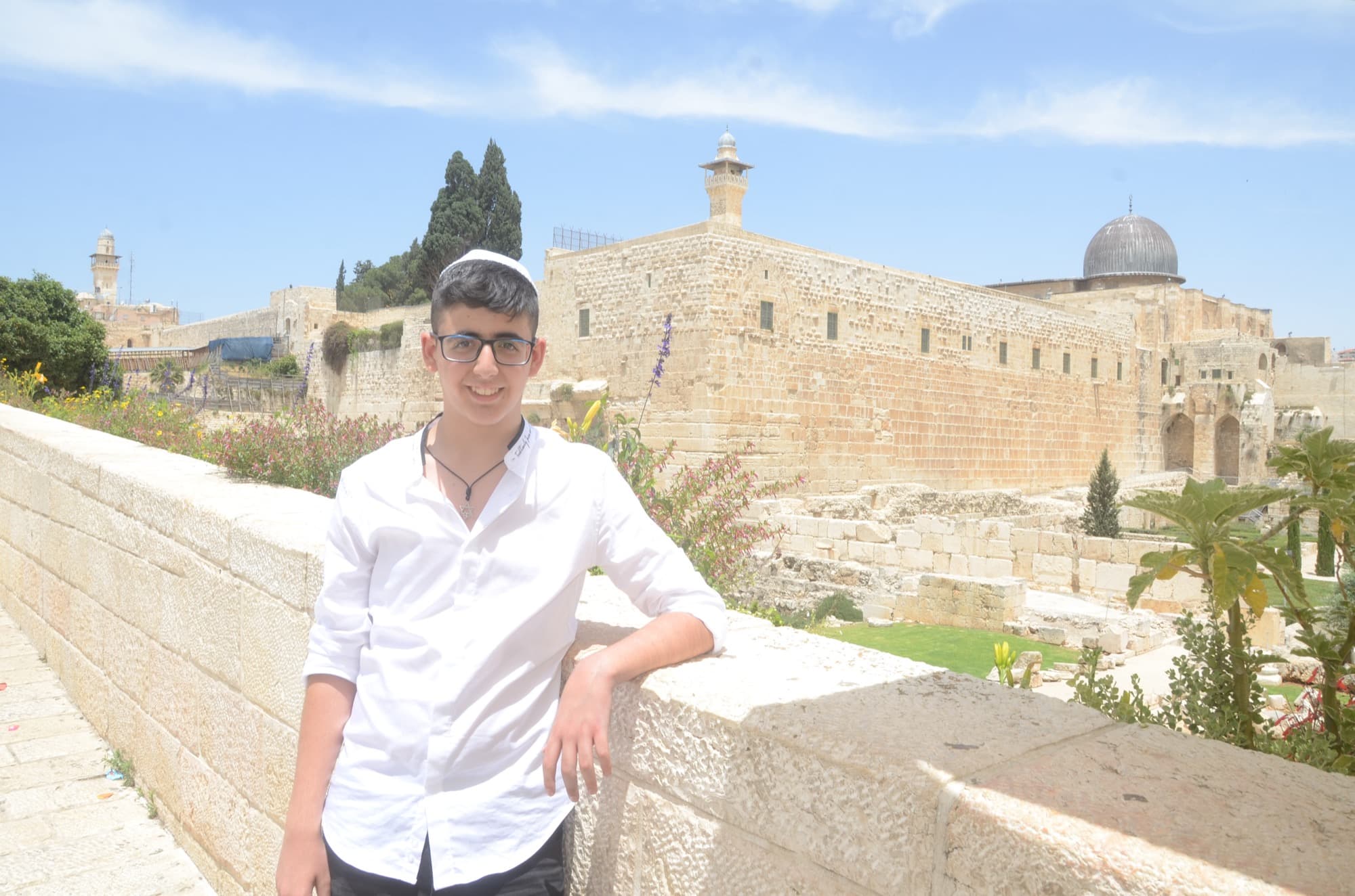 המשפחה מלווה את חתן הבר מצווה