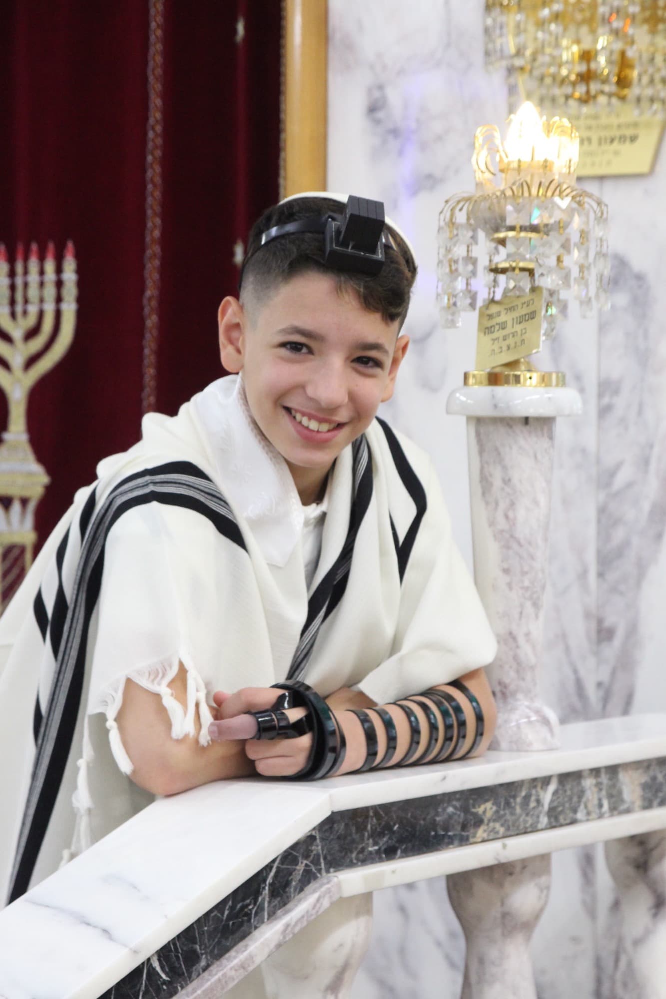 חתן הבר מצווה בתפילין ובטלית