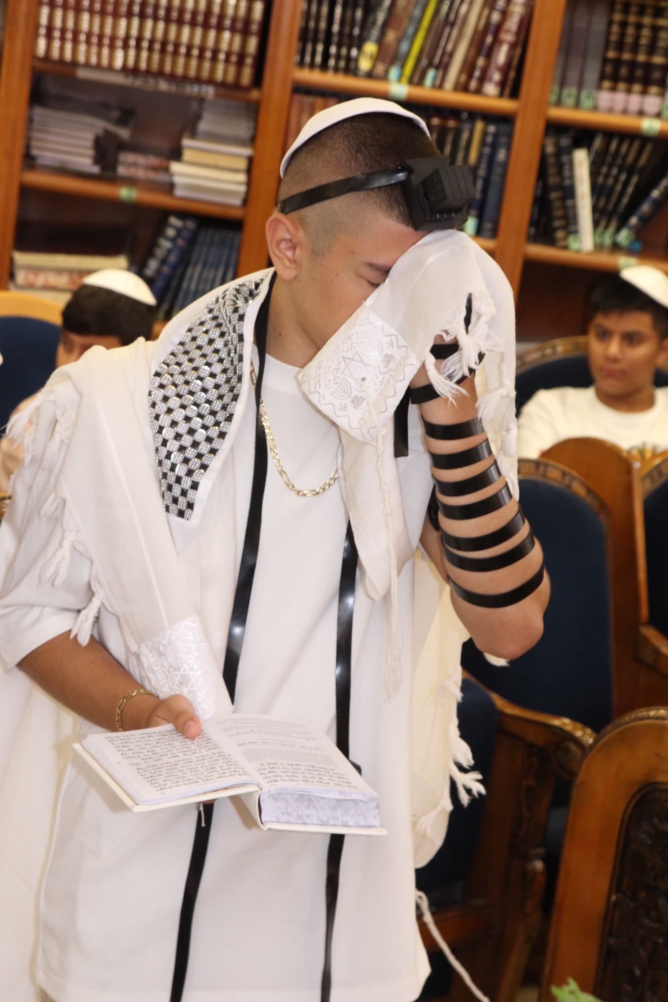 חתן הבר מצווה עם המשפחה